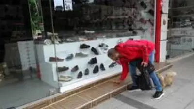 Sokağa çıkma kısıtlamasında ilk günü köpeklerini gezdirdi, yem bıraktı Sokağa çıkma kısıtlamasında ilk günü köpeklerini gezdirdi, yem bıraktı