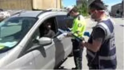 Sokağa çıkma kısıtlamasıyla polis denetime başladı Sokağa çıkma kısıtlamasıyla polis denetime başladı