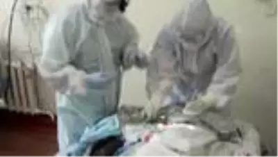 Solunum cihazına uzun süre bağlı kalan Kovid-19 hastasına trakeostomi ameliyatı Solunum cihazına uzun süre bağlı kalan Kovid-19 hastasına trakeostomi ameliyatı