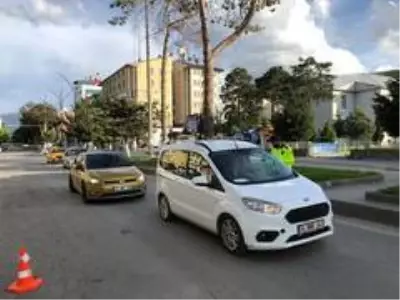 Tatvan'da sokağa çıkma kısıtlamasının ilk cezaları kesildi Tatvan'da sokağa çıkma kısıtlamasının ilk cezaları kesildi