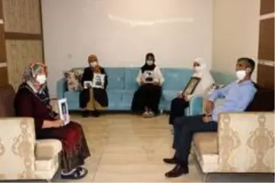 Terörün pençesinden evlatlarını kurtarmak için oturma eyleminde olan aileler, bayrama buruk giriyor Terörün pençesinden evlatlarını kurtarmak için oturma eyleminde olan aileler, bayrama buruk giriyor