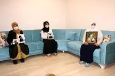 Terörün pençesinden evlatlarını kurtarmak için oturma eyleminde olan aileler, bayrama buruk giriyor Terörün pençesinden evlatlarını kurtarmak için oturma eyleminde olan aileler, bayrama buruk giriyor