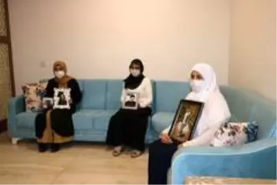 Terörün pençesinden evlatlarını kurtarmak için oturma eyleminde olan aileler, bayrama buruk giriyor Terörün pençesinden evlatlarını kurtarmak için oturma eyleminde olan aileler, bayrama buruk giriyor