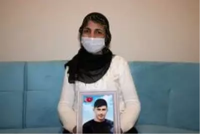 Terörün pençesinden evlatlarını kurtarmak için oturma eyleminde olan aileler, bayrama buruk giriyor Terörün pençesinden evlatlarını kurtarmak için oturma eyleminde olan aileler, bayrama buruk giriyor