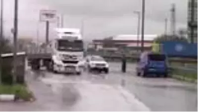 Tır dorsesindeki otomobillerin yakıt deposunda 144 litre sıvı uyuşturucu ele geçirildi
