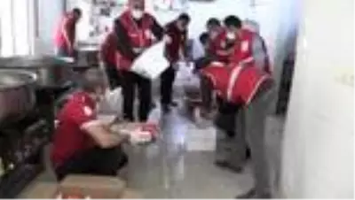 Türk Kızılay yardıma muhtaçların bayramlık ihtiyaçlarını karşıladı