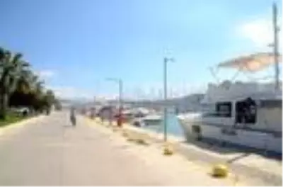Dört günlük yasak öncesi yazlıkçıların akın ettiği Kuşadası'na son 24 saatte 20 binden fazla araç geldi Dört günlük yasak öncesi yazlıkçıların akın ettiği Kuşadası'na son 24 saatte 20 binden fazla araç geldi