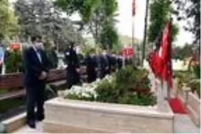 Vali Şahin'den şehitlik ziyaretleri Vali Şahin'den şehitlik ziyaretleri