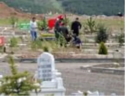 Yasağa rağmen mezarlığa koştular Yasağa rağmen mezarlığa koştular