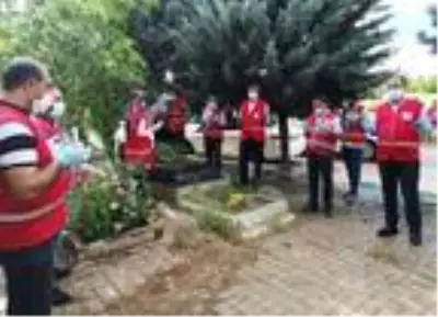 Yasak nedeniyle mezarlıkları Kızılay gönüllüleri ziyaret etti