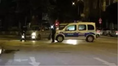 Yoğunluk fazla olunca caddeyi trafiğe kapattılar Yoğunluk fazla olunca caddeyi trafiğe kapattılar