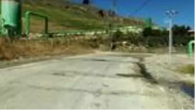 Yoldan termal su çıktı Yoldan termal su çıktı