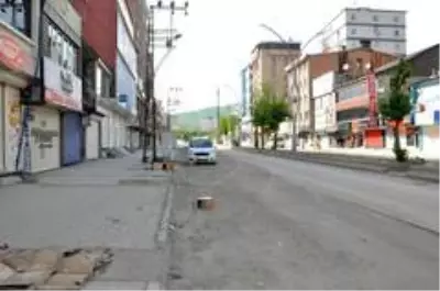Yüksekova'da kısıtlamanın birinci gününde sokaklar bomboş Yüksekova'da kısıtlamanın birinci gününde sokaklar bomboş