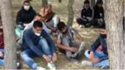 Yunan askerinin şiddet uygulayıp, eşyalarını aldığı göçmenlere, esnaf yardım etti Yunan askerinin şiddet uygulayıp, eşyalarını aldığı göçmenlere, esnaf yardım etti
