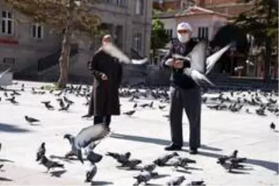 65 yaş üstü kişiler bayramın keyfini sokaklarda çıkardı