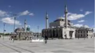 65 yaş ve üstü vatandaşlar, bayramın ilk günü sokağa çıkmanın tadını çıkardı
