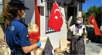 80'lik Zeynep nine Türk bayrağı ile karşıladı, 82'lik Mustafa dede gözyaşlarına boğuldu