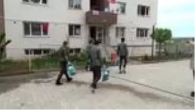 Ahlat Kaymakamlığı çocuklara şeker ve çikolata dağıttı