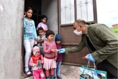 Ahlatlı çocuklara bu bayram şekerler kaymakam amcadan