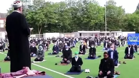 Almanya'da bayram namazı Covid-19 önlemleri kapsamında futbol sahasında kılındı Almanya'da bayram namazı Covid-19 önlemleri kapsamında futbol sahasında kılındı