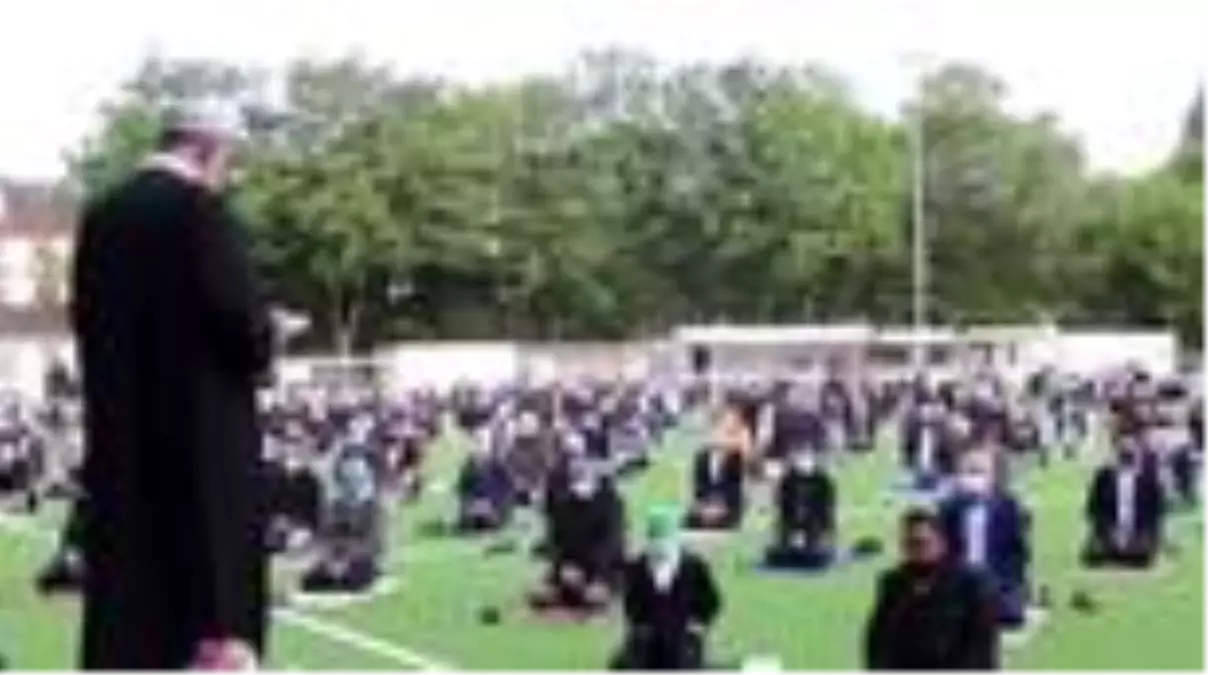 Almanya'da bayram namazı futbol sahasında kılındı