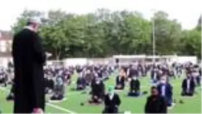 Almanya’da bayram namazı futbol sahasında kılındı