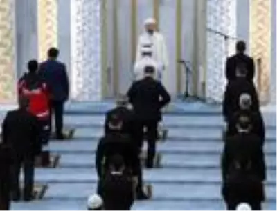Bayram namazı yalnızca Ankara'da kılındı! Diyanet Başkanı Erbaş bayram hutbesini okudu Bayram namazı yalnızca Ankara'da kılındı! Diyanet Başkanı Erbaş bayram hutbesini okudu