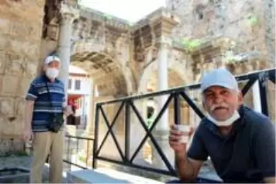 Antalya'da 65 yaş ve üstü vatandaşların adresi dünyaca ünlü Konyaltı Sahili varyantı oldu