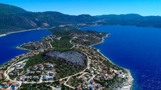 Aydınlatma direğinden çıkan yangın, villalara 15 metre kala söndürüldü