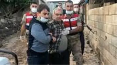 Aynı aileden 4 kişiyi öldüren adam, 6 yıl sonra olay yerinde yakalandı Aynı aileden 4 kişiyi öldüren adam, 6 yıl sonra olay yerinde yakalandı