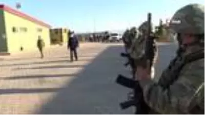 Bakan Akar ve komutanlar Suriye sınırında