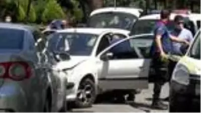 BAKIRKÖY'DE POLİSTEN KAÇAN ŞÜPHELİLER KAZA YAPINCA YAKALANDI BAKIRKÖY'DE POLİSTEN KAÇAN ŞÜPHELİLER KAZA YAPINCA YAKALANDI