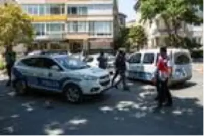 Bakırköy'de polisten kaçan şüpheliler kaza yapınca yakalandı Bakırköy'de polisten kaçan şüpheliler kaza yapınca yakalandı