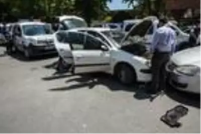 Bakırköy'de polisten kaçan şüpheliler kaza yapınca yakalandı Bakırköy'de polisten kaçan şüpheliler kaza yapınca yakalandı