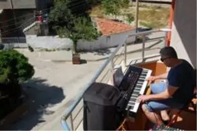 Balkonda orguyla bayram konseri verdi