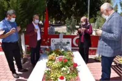 Başkan Kayda, şehitlikleri ziyaret ederek şehit aileleriyle bayramlaştı Başkan Kayda, şehitlikleri ziyaret ederek şehit aileleriyle bayramlaştı