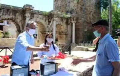 Başkan Uysal'dan sokağa çıkan yaşlılara kahve ikramı