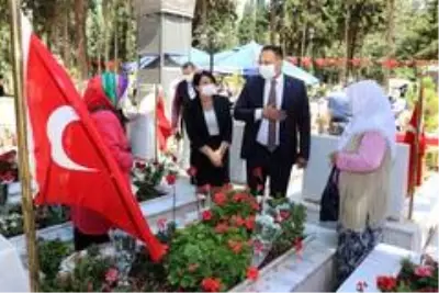 Başkan Yılmaz, Mersin Şehitliği'ni ziyaret etti