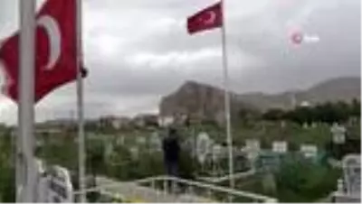 Bayram günü sessizliğe bürünen mezarlıkta kardeşine ve tüm şehitlere dua etti