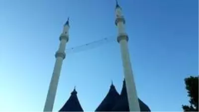 Bayramda boş kalan camilerin minarelerinden tekbir sesleri yükseldi