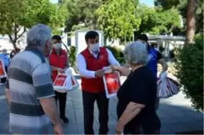 Bayramda çorap ve mendil geleneğini yaşattılar