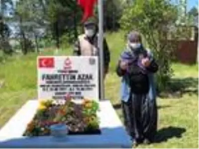 Bayramda şehit oğullarının mezarını ziyaret ettiler