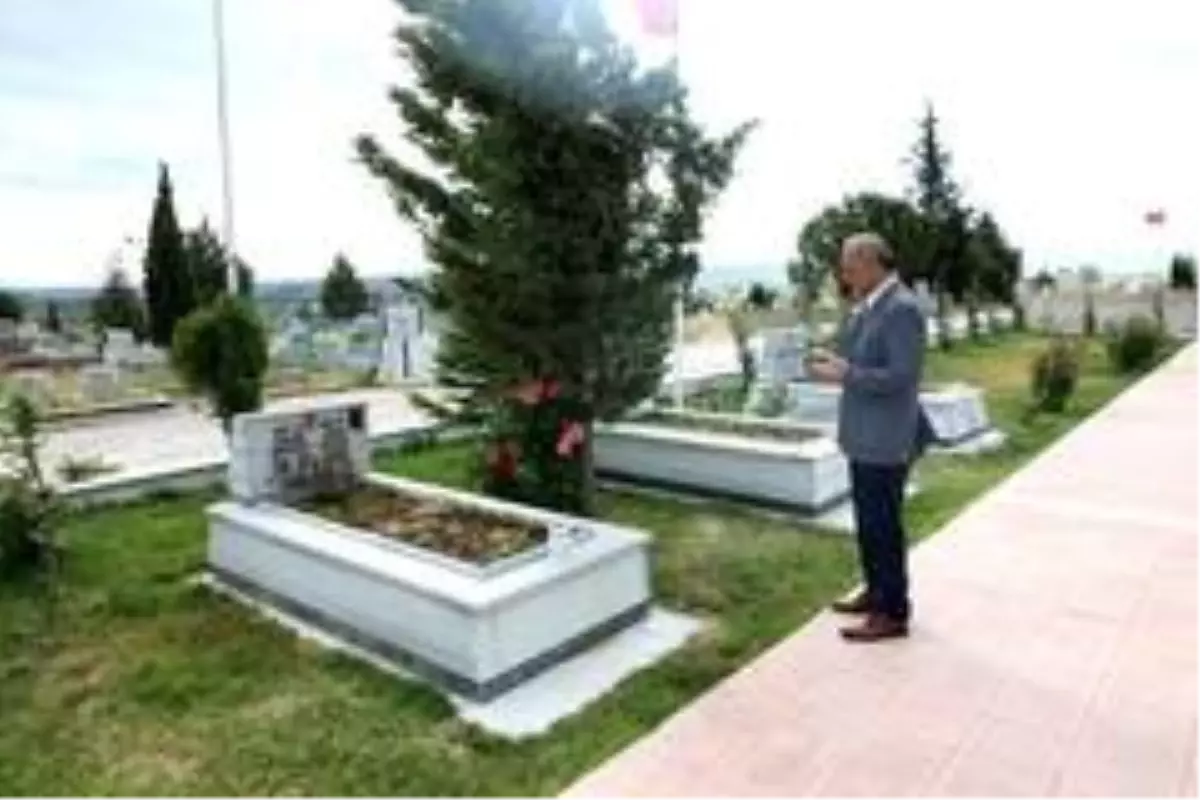 Bayramda şehitler unutulmadı