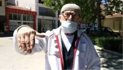 Bayramı evlatlarından uzakta geçiren yaşlılar sokağa çıktı Bayramı evlatlarından uzakta geçiren yaşlılar sokağa çıktı