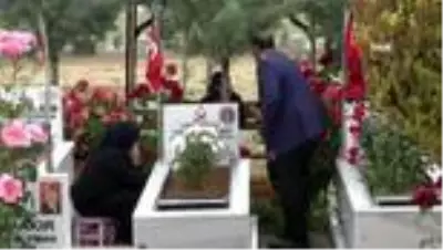 Bayramın ilk günü şehitliklerde buruk bayram