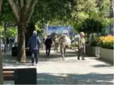 Bayramın ilk günü sokağa çıkan 65 yaş ve üstü vatandaşlar Kadıköy'de güneşin tadını çıkardılar...