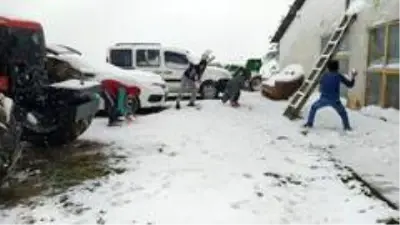 Bayramın tadını lapa lapa yağan kar altında kartopu oynayarak çıkarttılar Bayramın tadını lapa lapa yağan kar altında kartopu oynayarak çıkarttılar