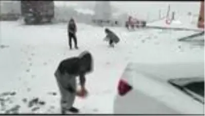 Bayramın tadını lapa lapa yağan kar altında kar topu oynayarak çıkarttılar