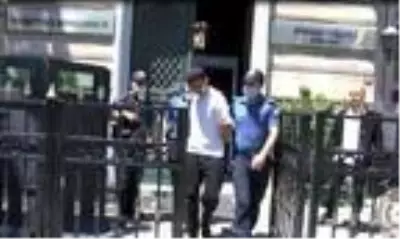 Beyoğlu'nda bayram günü yaşlı adama gasp Beyoğlu'nda bayram günü yaşlı adama gasp