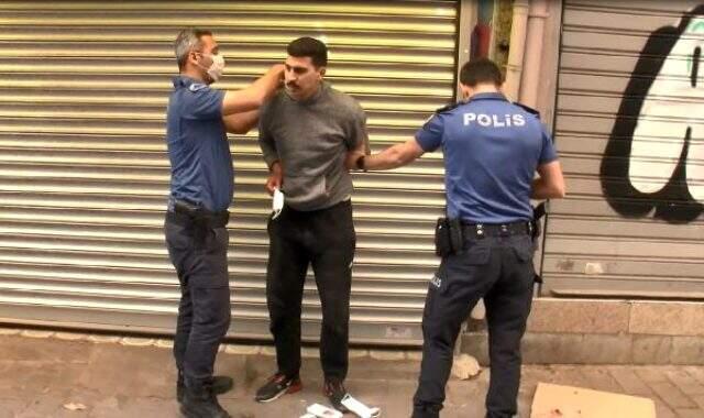 Beyoğlu'nda kedilere mama vermek için dışarı çıkan yaşlı adam, Faslılar tarafından gasp edildi
